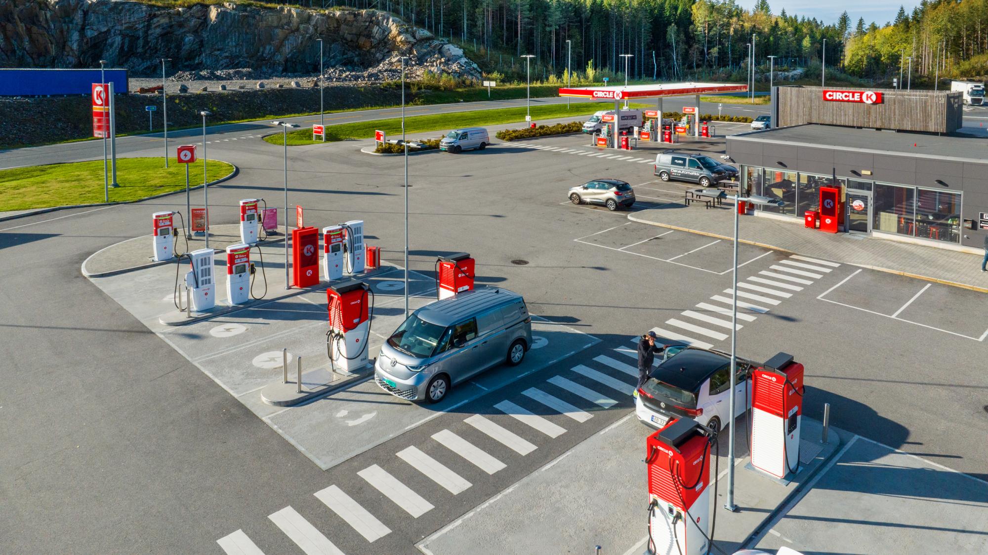En tjänstebil parkerad vid en Circle K-station