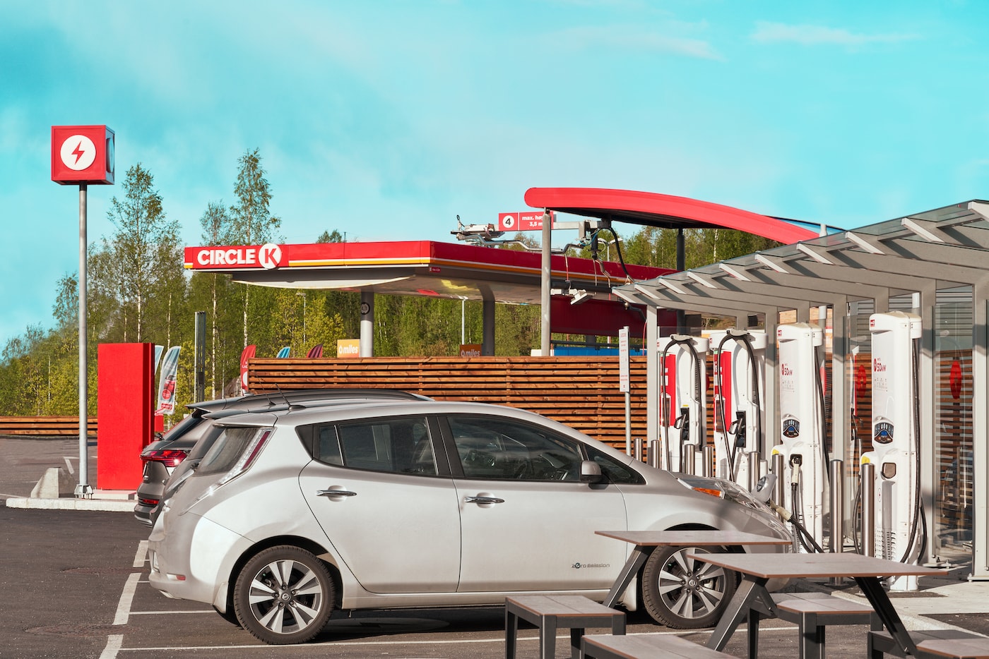 En bil som laddas vid en Circle K-station