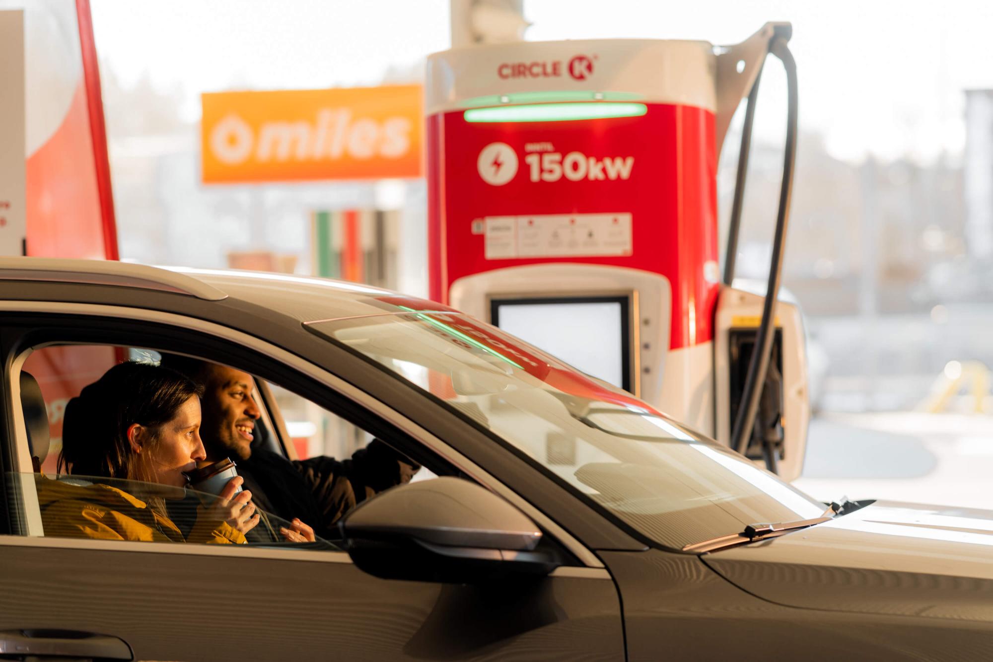 Par stoppar för att ladda hos Circle K