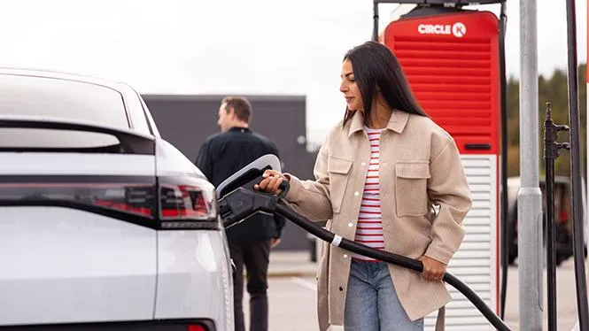 Bild av en kvinna som laddar