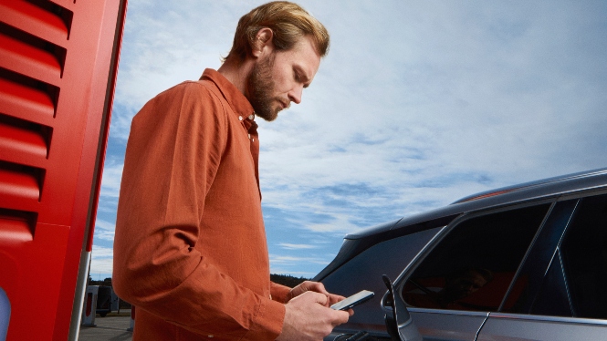 bild av mann med mobil