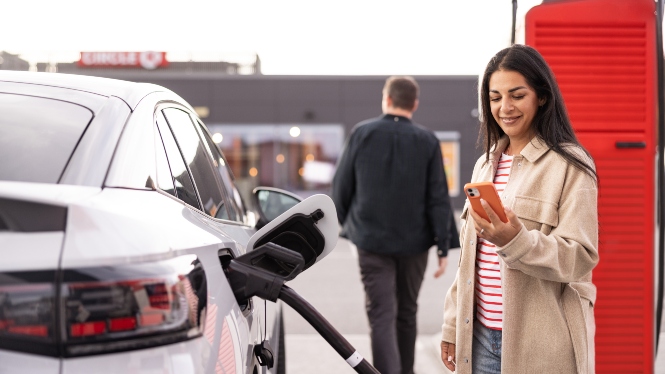 bild av kvinna med laddara