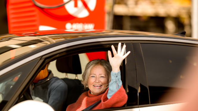 bild av kvinna i bil