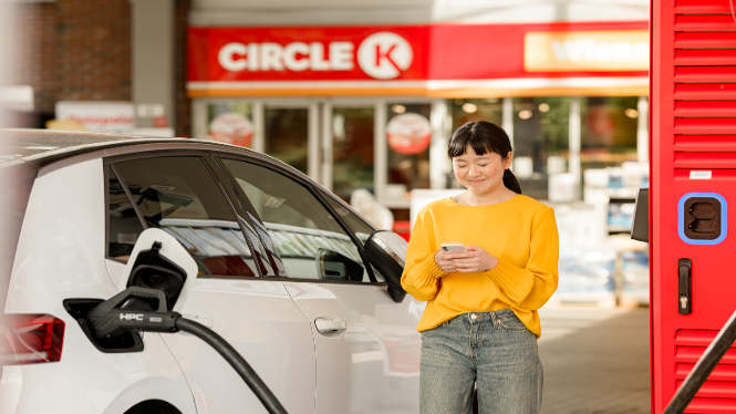 bild av kvinna med laddara