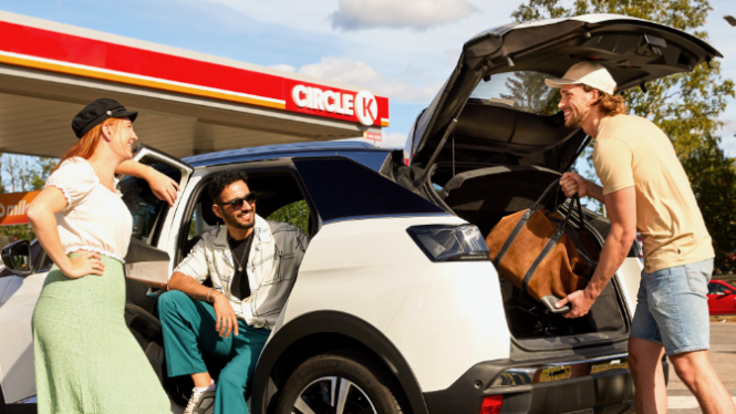 Bil med ungdomar som ska ut och köra