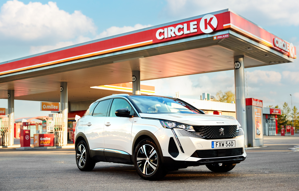 vit bil uanför Circle k