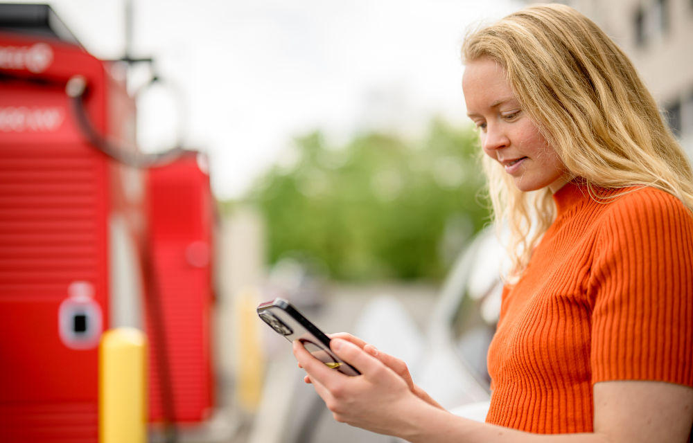 närbild av kvinna som tittar på sin telefon