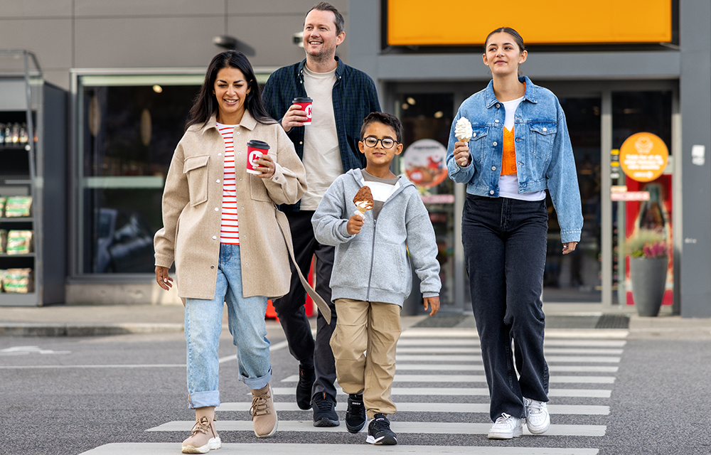 Familj promenerar utanför Circle K