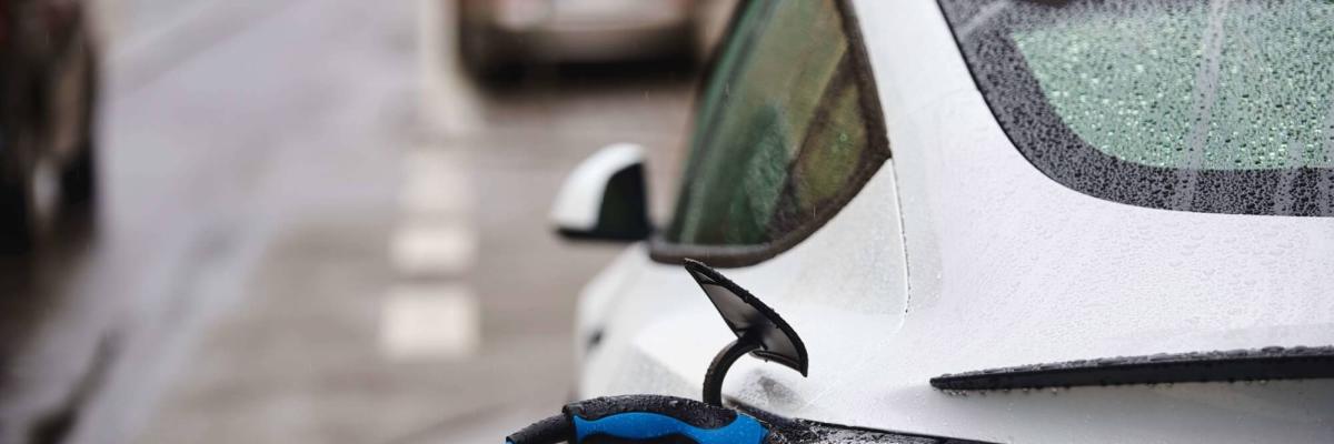 Bör man ladda sin elbil under åskväder?