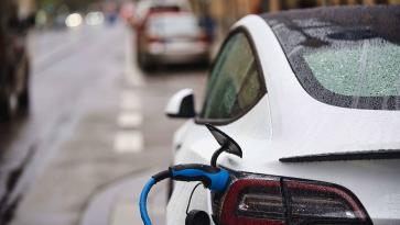 Bör man ladda sin elbil under åskväder?